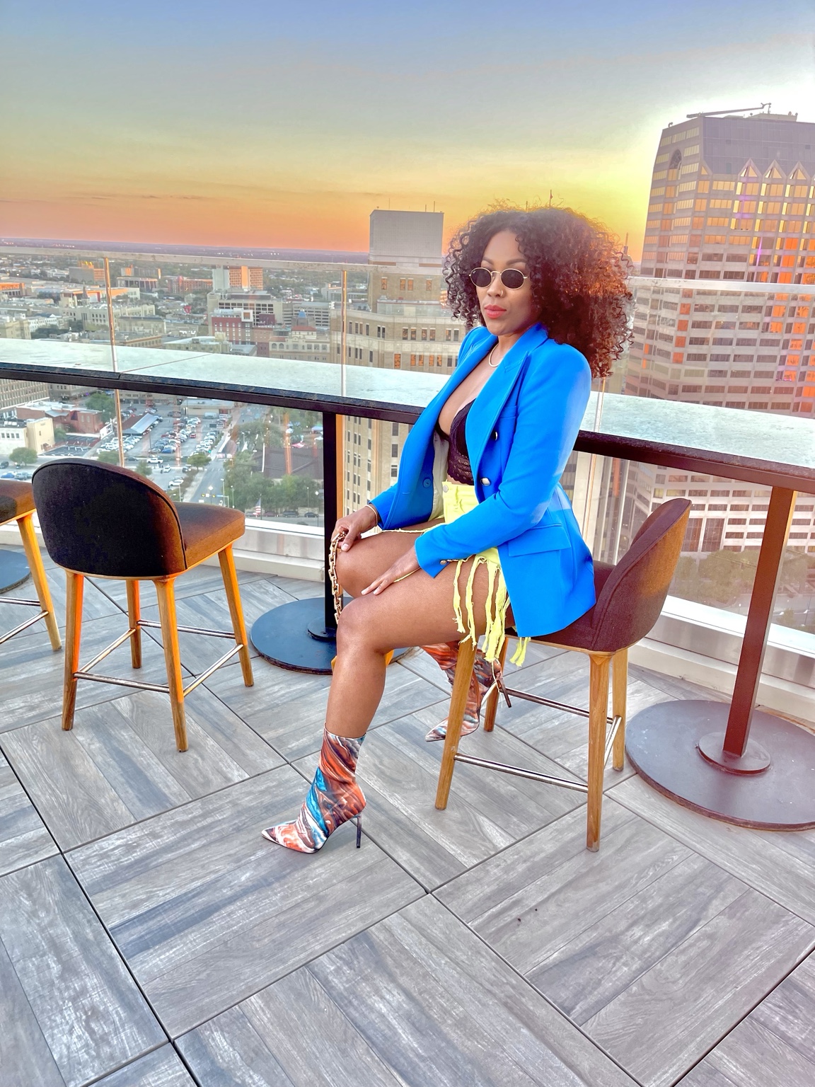 Natural curls in a rooftop lifestyle photo